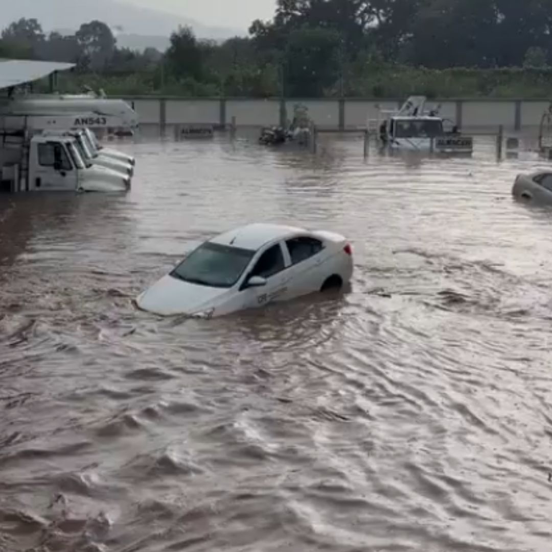 Varios vehículos quedaron bajo el agua. Foto: Especial